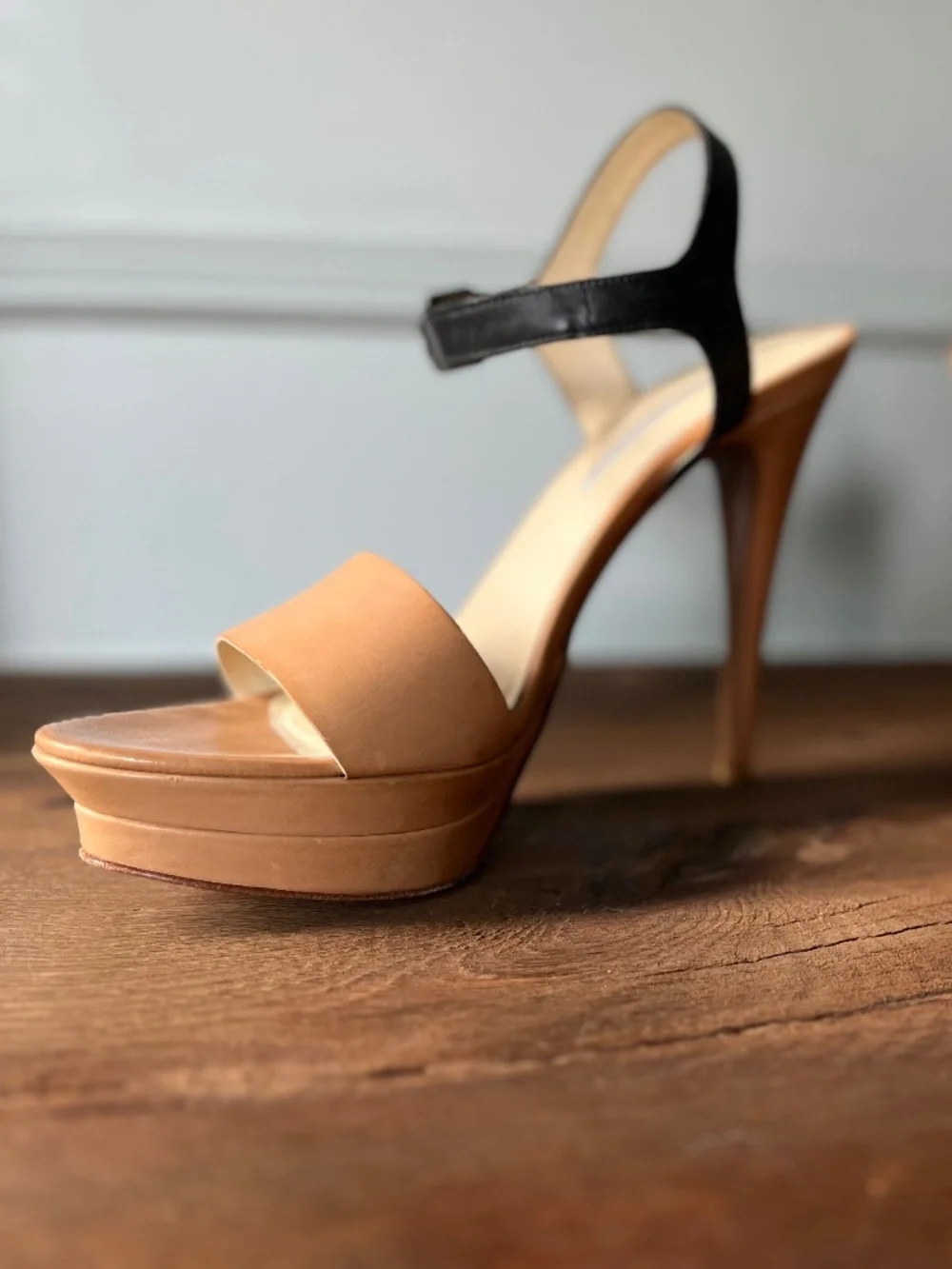 Vera Wang Leather tan and black Heels